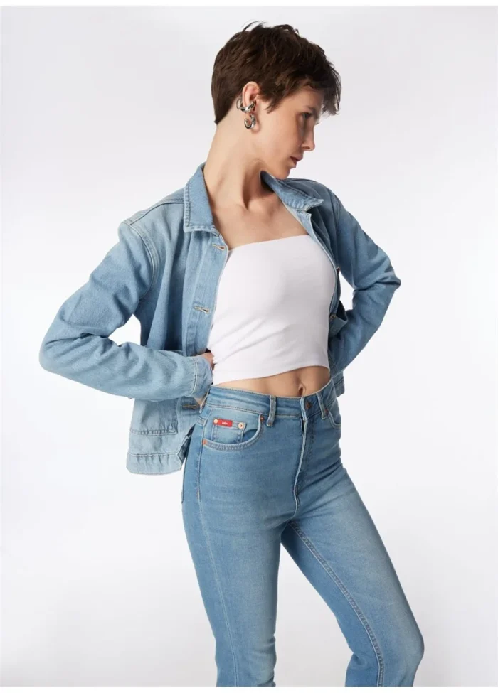 woman wearing blue jeans