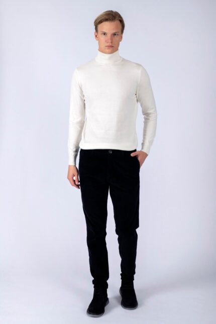 Lee Cooper Rodger Men's Trousers Black - ხარისხის და კომფორტის სრულყოფილი სინთეზია. ეს შავი მამაკაცის შარვალი შექმნილია ყოველდღიური ტარებისთვის და იდეალურია ნებისმიერი შემთხვევისთვის. დამზადებულია მაღალი ხარისხის, გამძლე მასალებისგან, რაც უზრუნველყოფს შარვლის ხანგრძლივ სიცოცხლეს და კომფორტს ტარებისას. Lee Cooper-ის ბრენდის სტანდარტების შესაბამისად, Rodger Men's Trousers Black გამოირჩევა გამორჩეული დიზაინით, რომელიც იდეალურად ერწყმის თანამედროვე სტილს. ის უზრუნველყოფს მაქსიმალურ მოხერხებულობასა და ელეგანტურობას, რაც აუცილებელია აქტიური და მოთხოვნადი ცხოვრების წესისთვის. დააჭირეთ აქ და იხილეთ შარვლების სრული კოლექცია