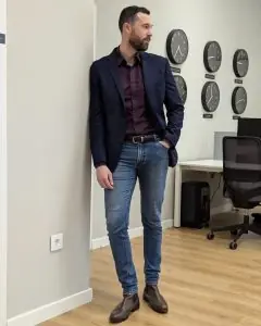 კაცის ჯინსები ოფისში