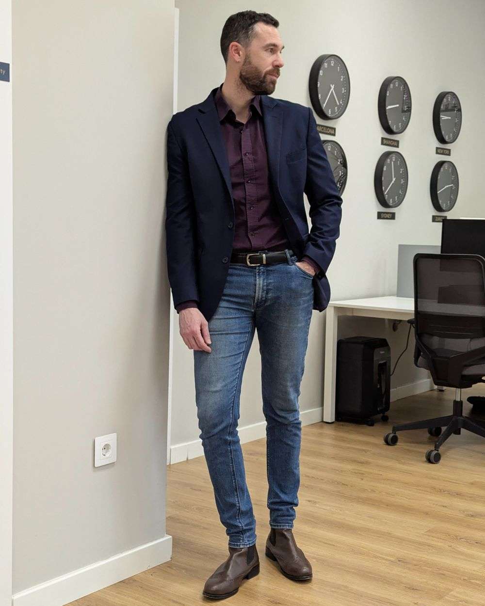 კაცის ჯინსები ოფისში