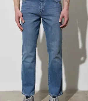 Wrangler Texas Straight Fit Stretchy Jeans